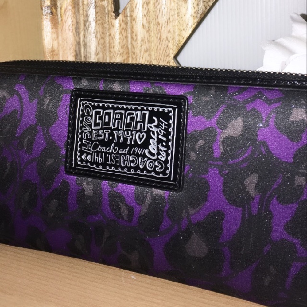 COACH ACCORDION ZIP AROUND WALLET PURPLE & BLACK ♡